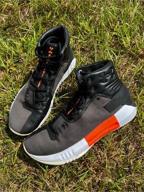 CLEAN Under Armour size 10.5 Womens Drive 4 Premium Basketball Shoes